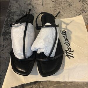 Madewell Women Sandals
Slightly worn
Includes dust bag
